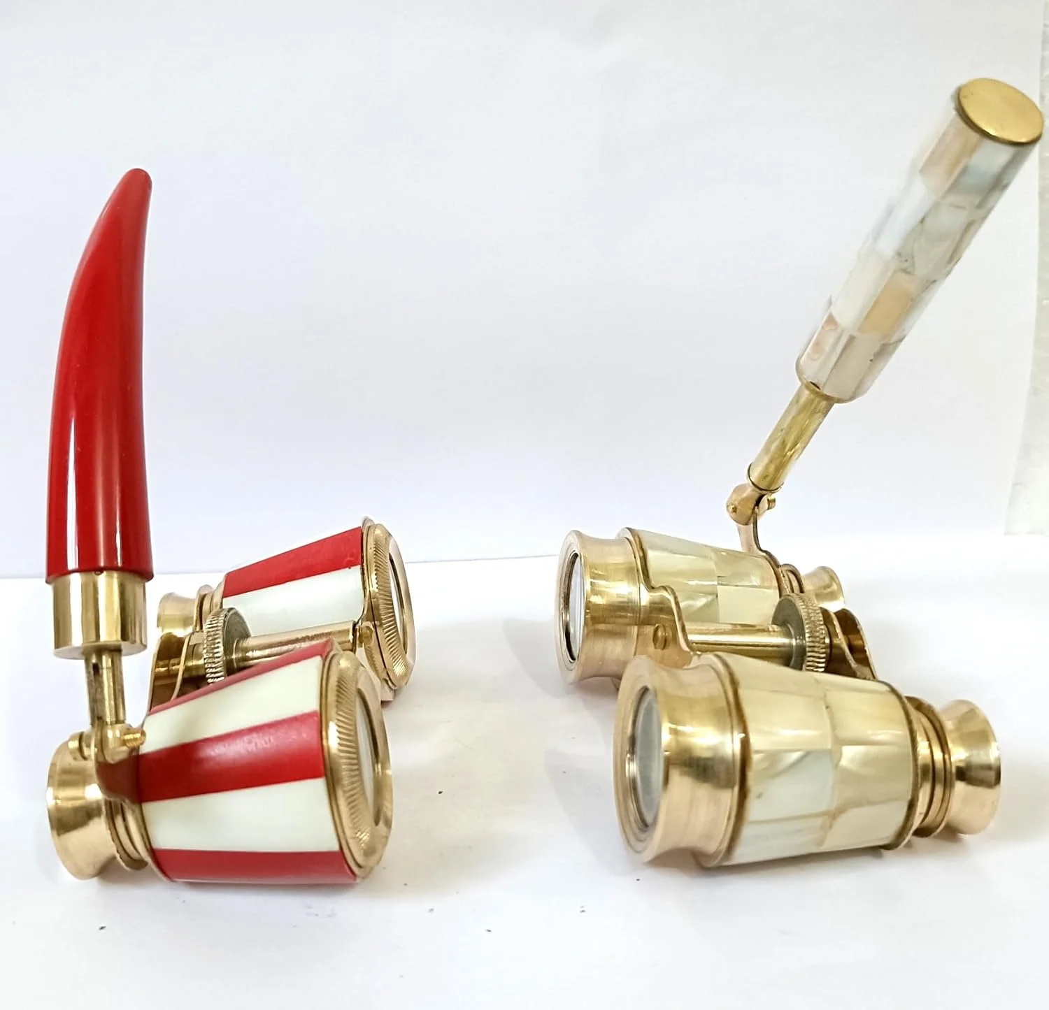 دوربین تئاتر قدیمی، برنجی و میناکاری شده، رنگ های قرمز و طلایی