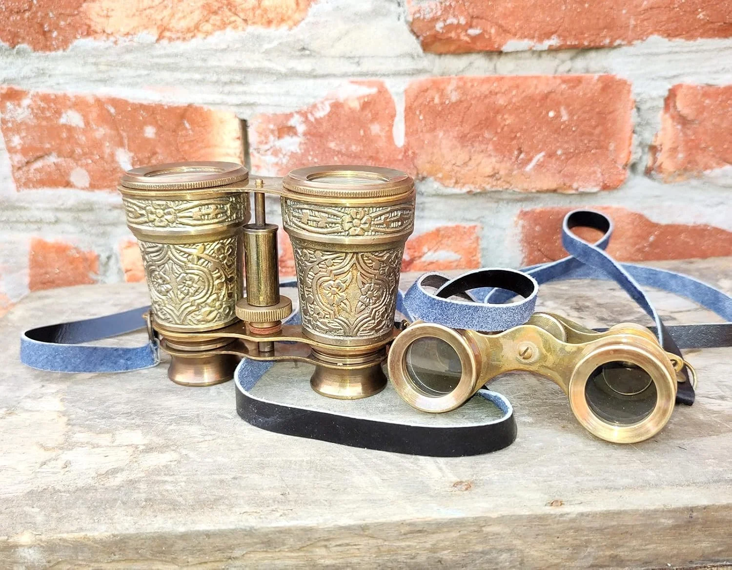 دوربین تئاتر برنجی قدیمی با طرح گل تزئینی، دوربین شکاری عتیقه تئاتر با بند چرمی، مجموعه طراحی دوگانه