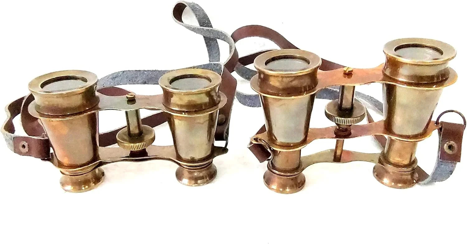 دوربین تئاتر برنجی قدیمی، دوربین شکاری عتیقه تئاتر با بند چرمی، رنگ طلایی، طراحی تاشو دوربین تئاتر برنجی قدیمی، دوربین شکاری عتیقه تئاتر با بند چرمی، رنگ طلایی، طراحی تاشو