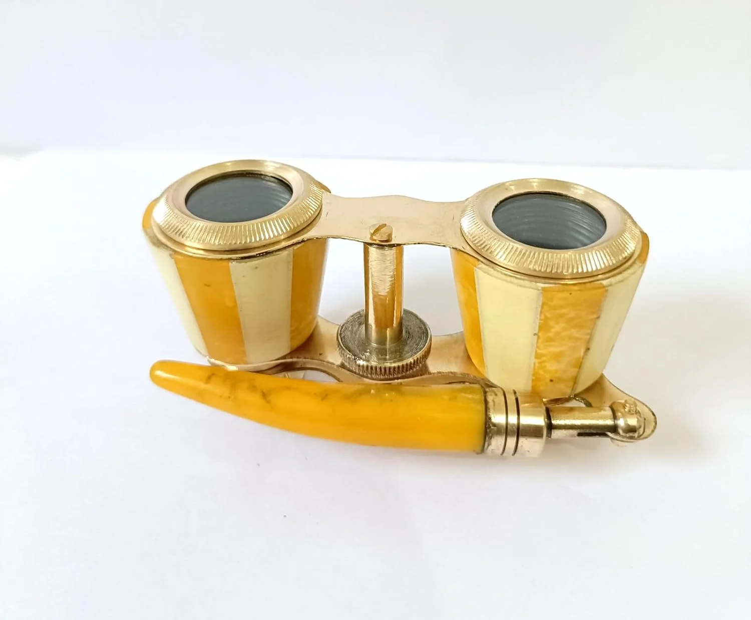 دوربین تئاتر قدیمی، فلز طلایی با دسته زرد، دوربین دوچشمی تاشو دوربین تئاتر قدیمی، فلز طلایی با دسته زرد، دوربین دوچشمی تاشو