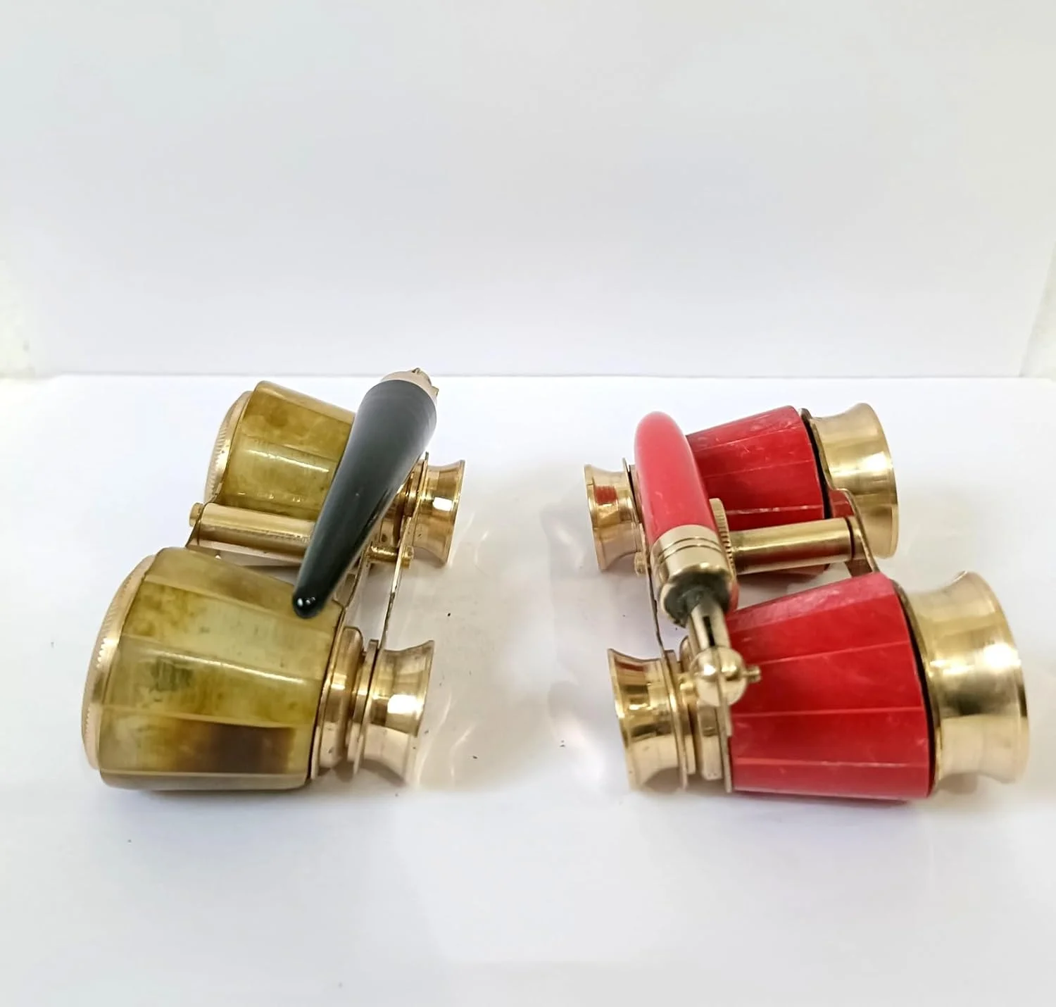 دوربین تئاتر قدیمی، برنجی و میناکاری شده، رنگ های قرمز و طلایی