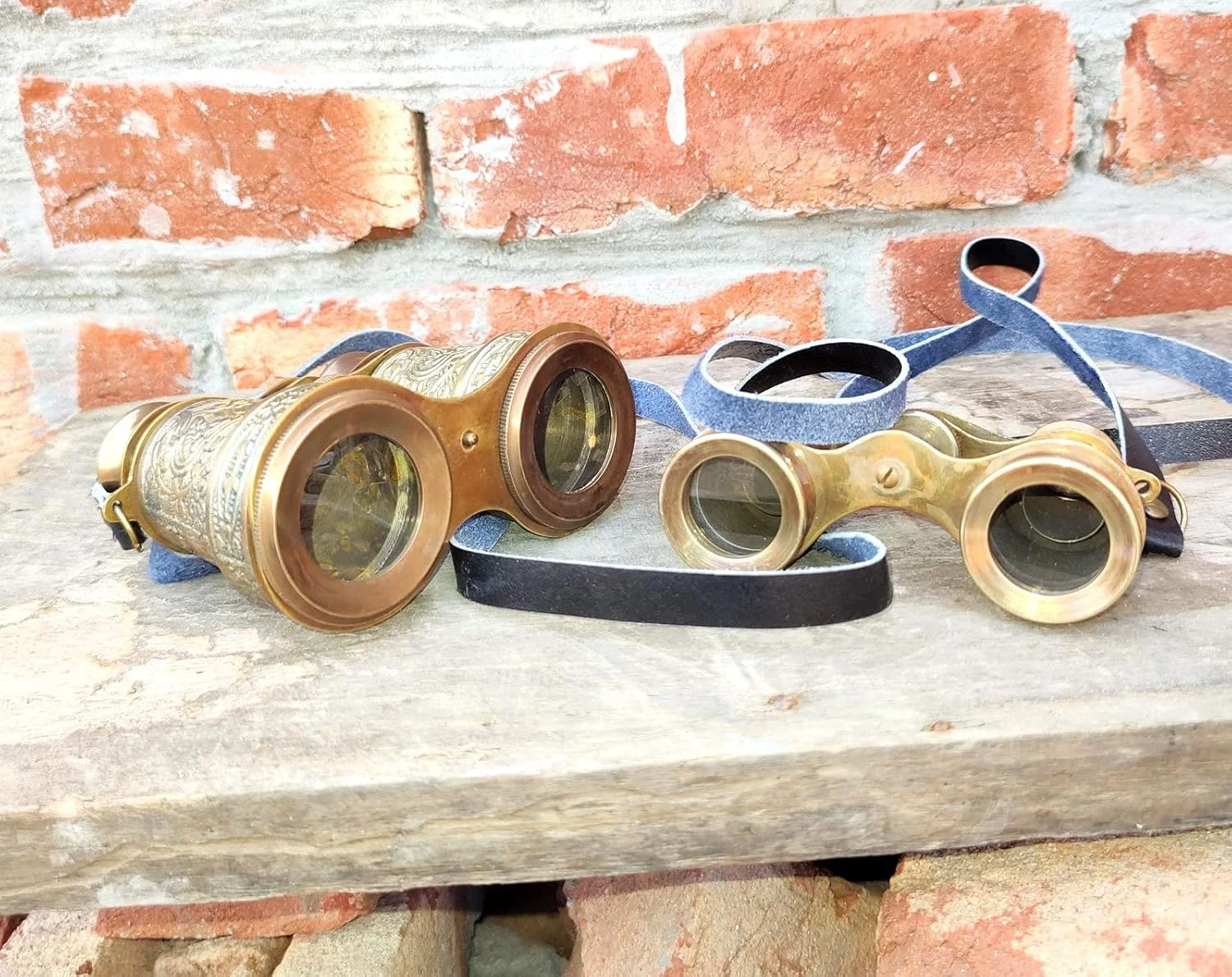 دوربین تئاتر برنجی قدیمی با طرح گل تزئینی، دوربین شکاری عتیقه تئاتر با بند چرمی، مجموعه طراحی دوگانه