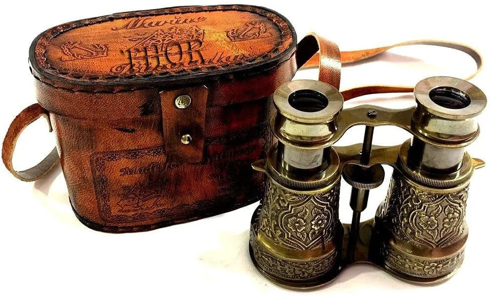 دوربین صحرایی برنجی عتیقه با روکش چرمی قهوه ای، دکوری منزل به سبک روستیک