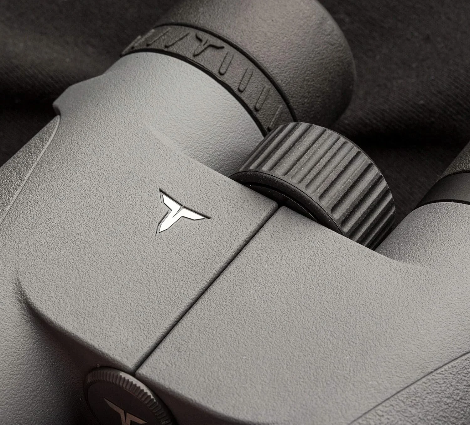 دوربین دوچشمی TRACT TORIC 8x42 UHD - دارای شیشه Schott HT برای عملکرد برتر در نور کم و وضوح لبه به لبه. ارائه دهنده راحتی عالی چشم و میدان دید گسترده.