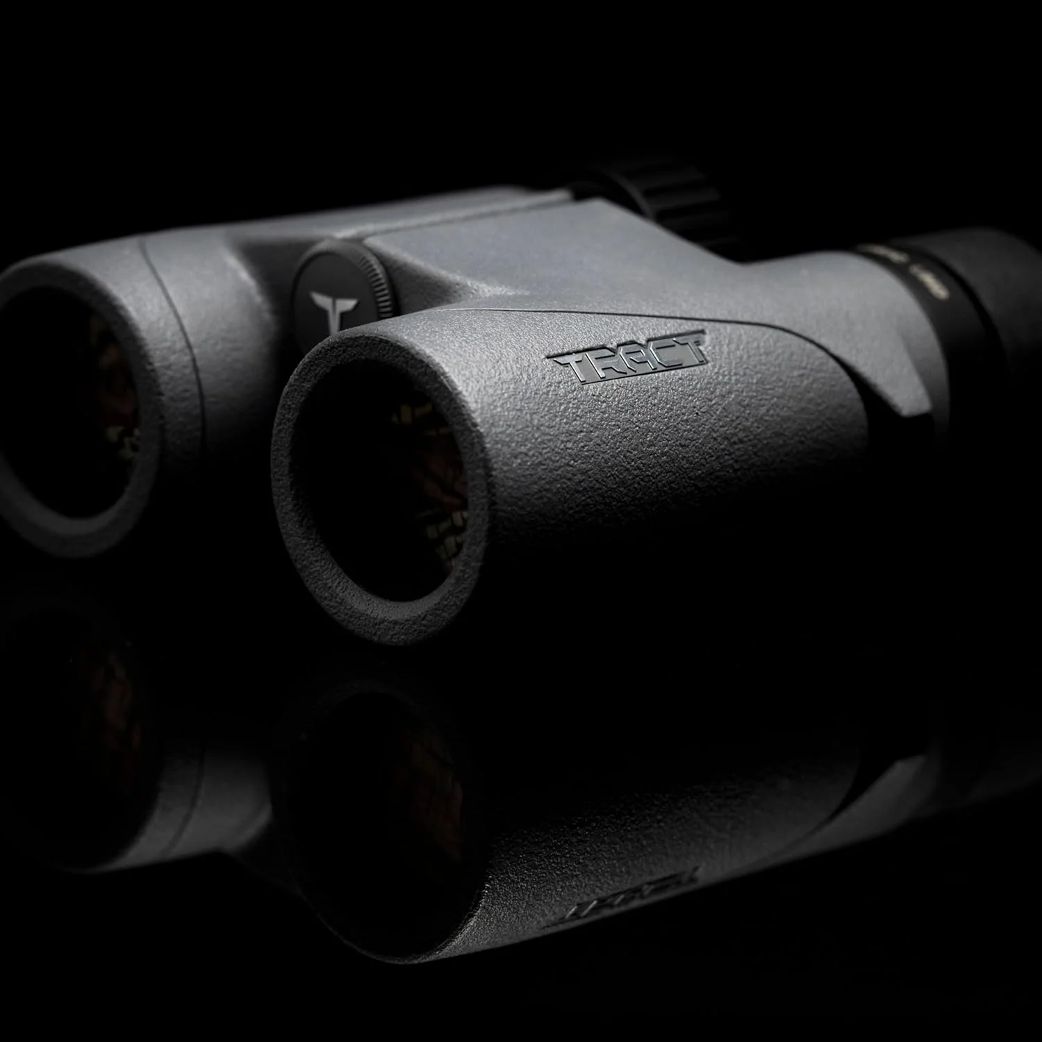 دوربین دوچشمی فشرده TORIC UHD 8x32 - دارای شیشه Schott HT برای عملکرد برتر در نور کم و وضوح لبه به لبه