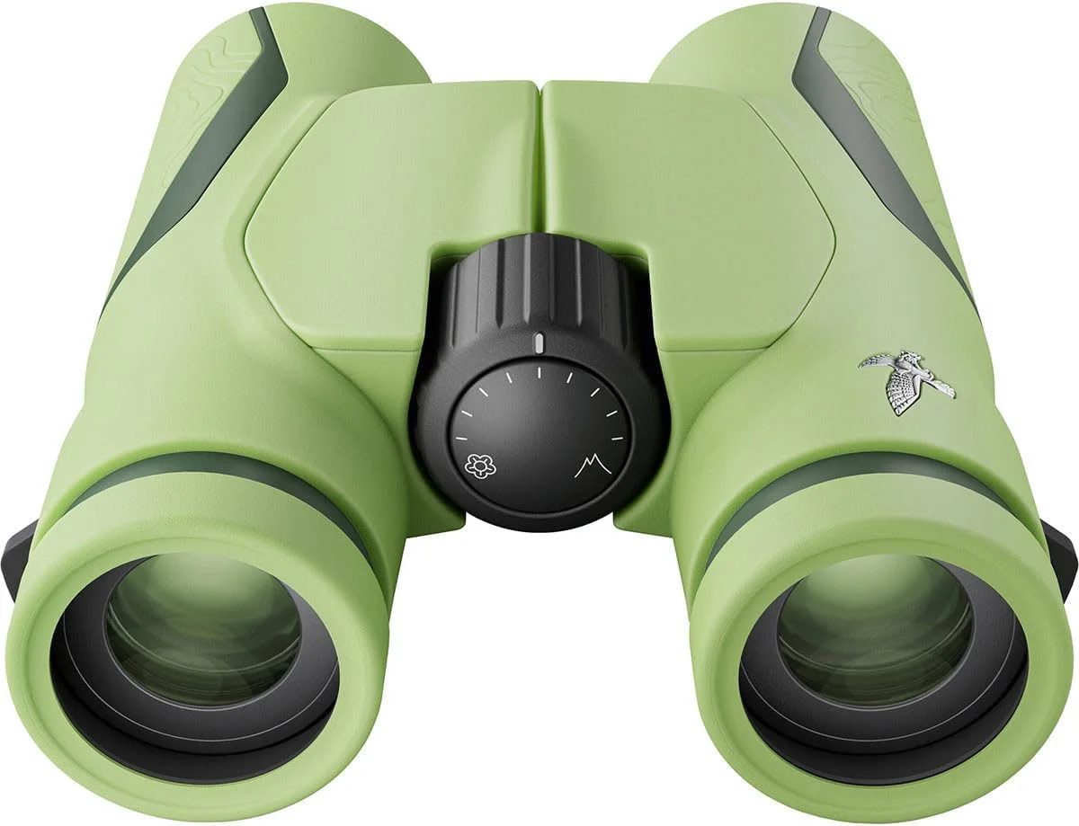 دوربین شکاری 7x28 مای جونیور سواروفسکی اپتیک، زاویه دید گسترده برای مشاهده حیات وحش و طبیعت، شامل کیف حمل و دفترچه یادداشت طبیعت | سبز جنگلی (38000)