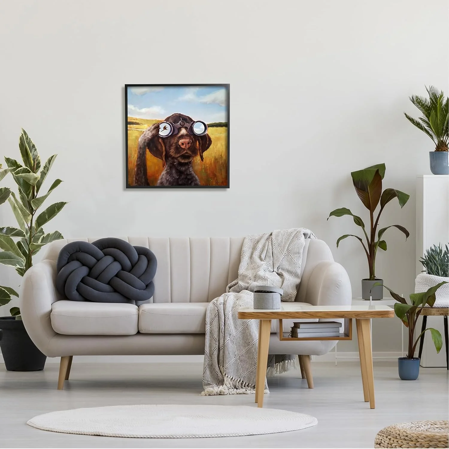 طرح هنری ژیکله با قاب مشکی، سگ در حال تماشای پرنده با دوربین شکاری، اثر لوسیا هفرنان