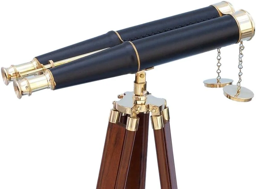 دوربین دوچشمی دریایی برنجی با روکش چرمی مشکی، دکوری کاربردی به همراه سه پایه چوبی، ارتفاع 157 سانتیمتر