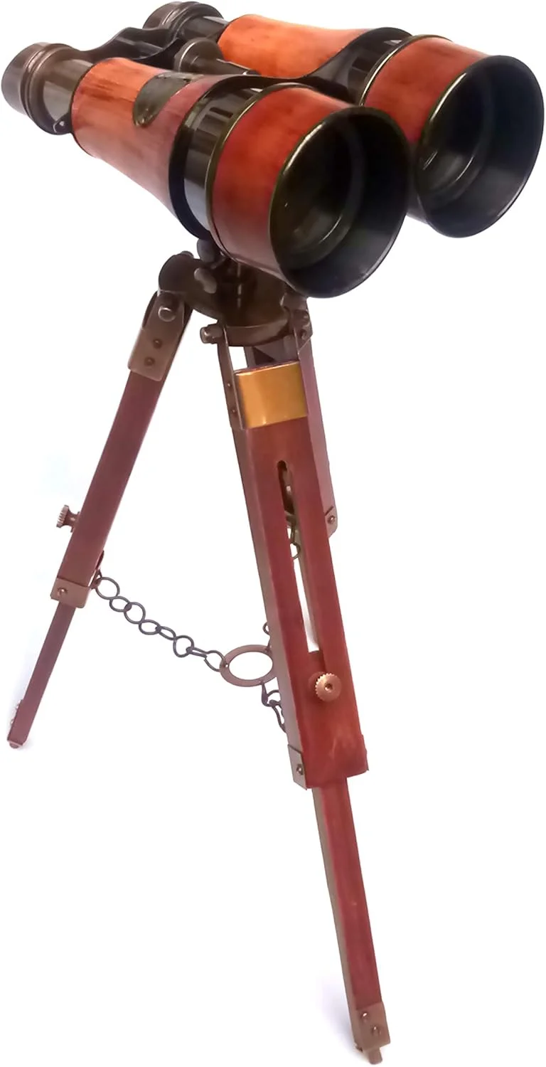 دوربین دوچشمی برنجی جامد عتیقه با روکش چرمی قرمز به سبک Dollond's London - 1920 به همراه پایه رومیزی سه پایه (ماکت)، ارتفاع کلی 35 سانتی متر با سه پایه