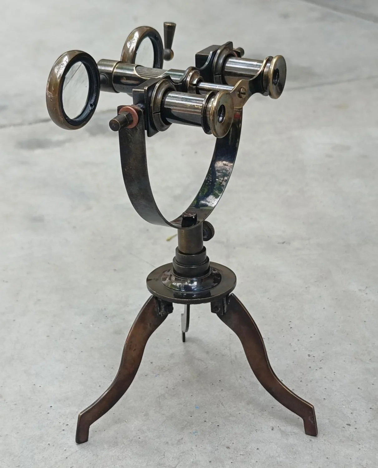 دکوری میز دوربین دوچشمی برنجی عتیقه با پایه سه پایه قابل تنظیم - لوازم جانبی میز اداری قدیمی