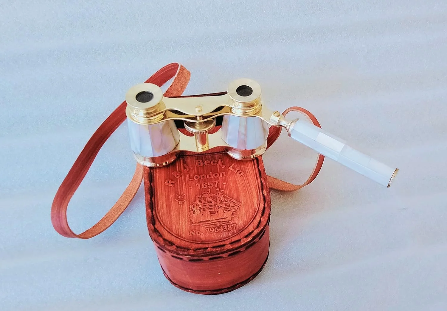 دوربین شکاری برنجی با صدف مروارید و جعبه چرمی با طراحی حکاکی زیبا برای ابراز عشق