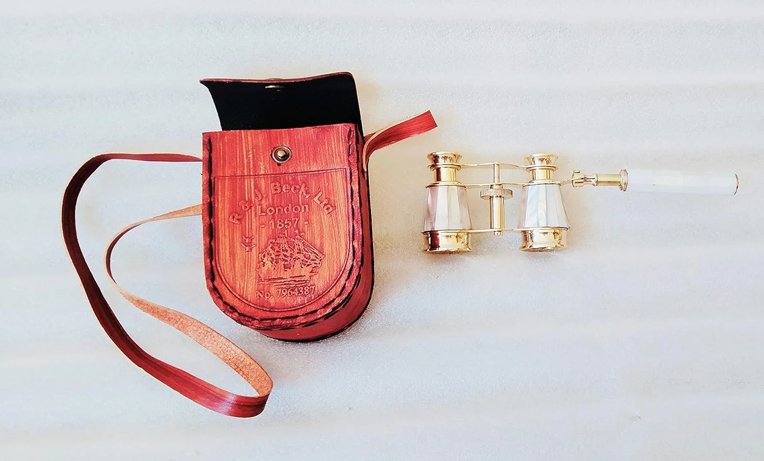 دوربین شکاری برنجی با صدف مروارید و جعبه چرمی با طراحی حکاکی زیبا برای ابراز عشق