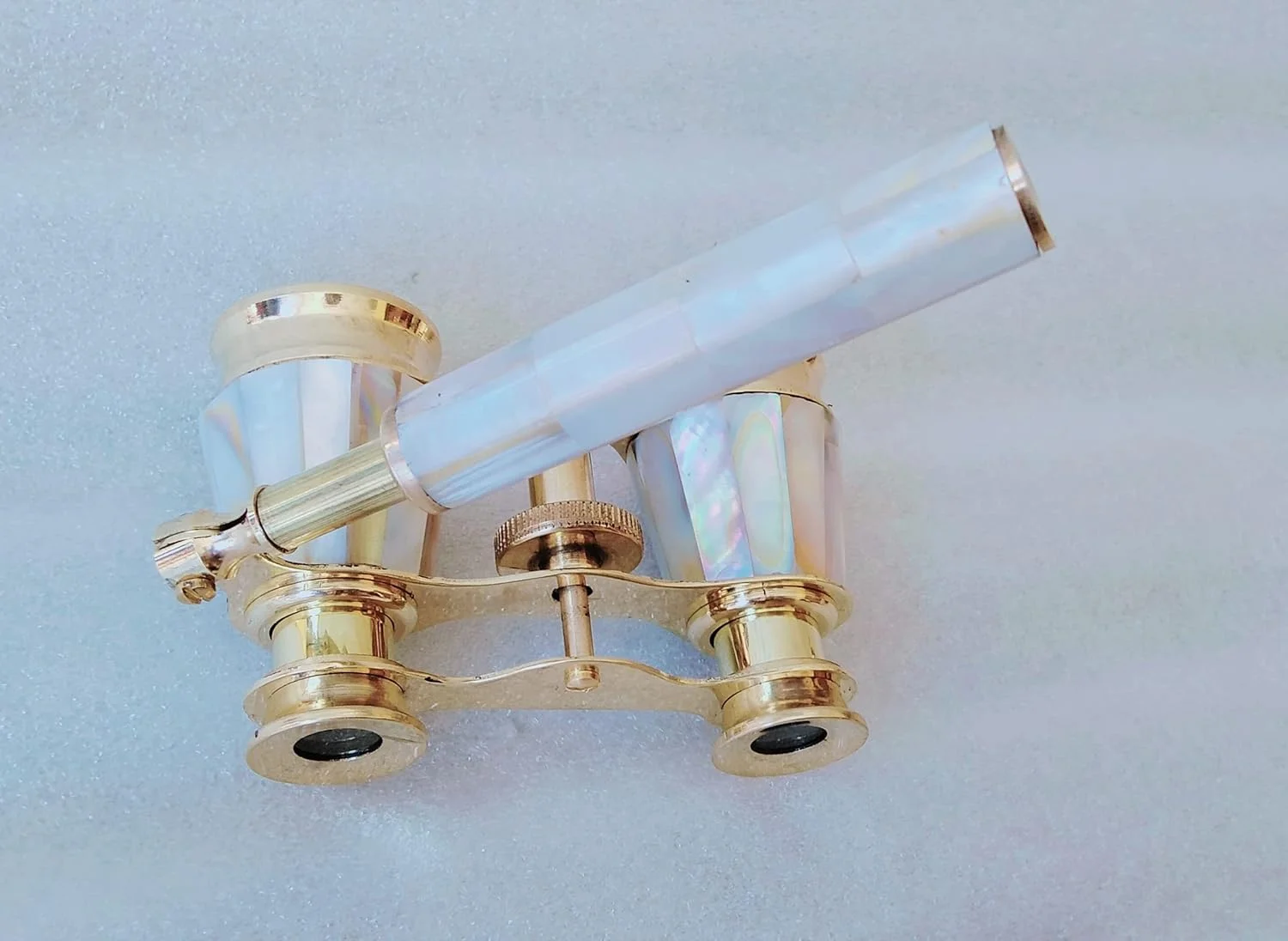 دوربین شکاری برنجی با صدف مروارید و جعبه چرمی با طراحی حکاکی زیبا برای ابراز عشق