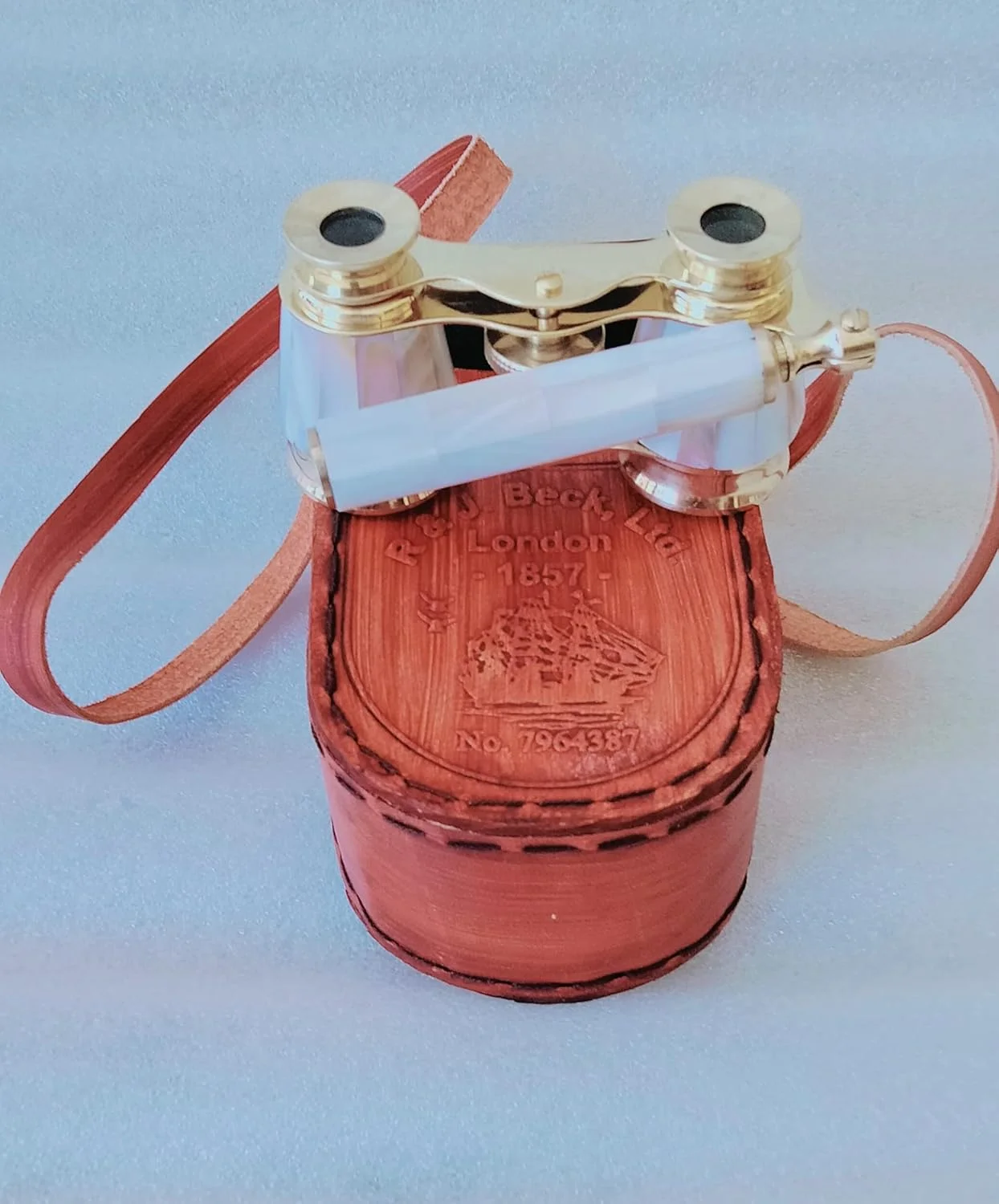 دوربین شکاری برنجی با صدف مروارید و جعبه چرمی با طراحی حکاکی زیبا برای ابراز عشق