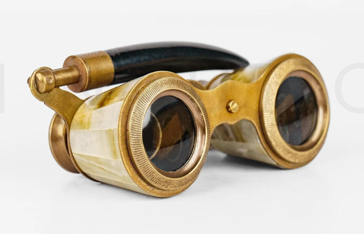 دوربین تئاتر مروارید کاپیتان با بدنه برنجی - 6.35 سانتی متر، جمع و جور، فوکوس مرکزی، منشور سقفی، بزرگنمایی 3 برابر، میدان دید 5 درجه، ساخته شده با مواد لوکس دست ساز