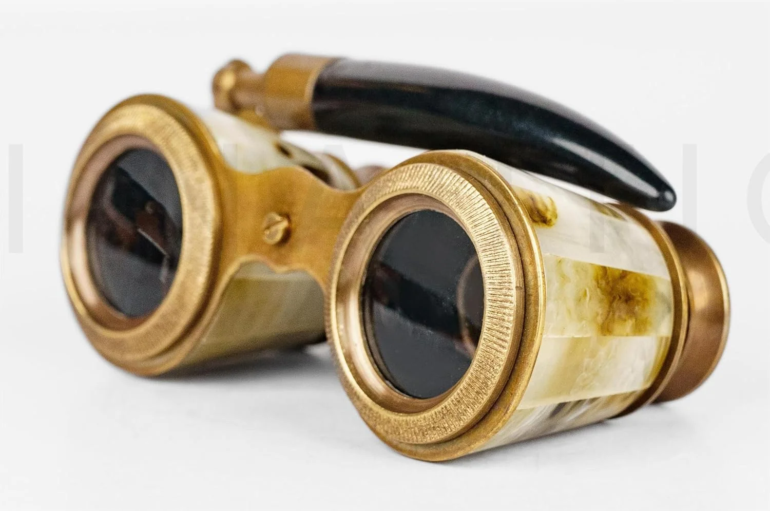 دوربین تئاتر مروارید کاپیتان با بدنه برنجی - 6.35 سانتی متر، جمع و جور، فوکوس مرکزی، منشور سقفی، بزرگنمایی 3 برابر، میدان دید 5 درجه، ساخته شده با مواد لوکس دست ساز