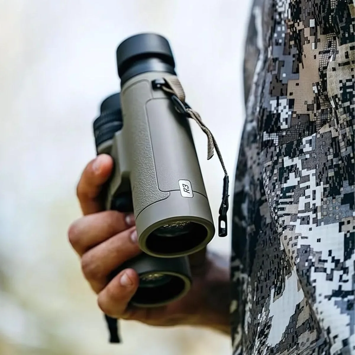 دوربین دوچشمی بوشنل R3 به همراه بند سینه ای Vault Lite Bino، سیستم اپتیک HD، لنزهای پوشش داده شده چند لایه، پوشش EXO Barrier، ضد آب IPX7 - دوربین دوچشمی برای تماشای پرندگان و حیات وحش