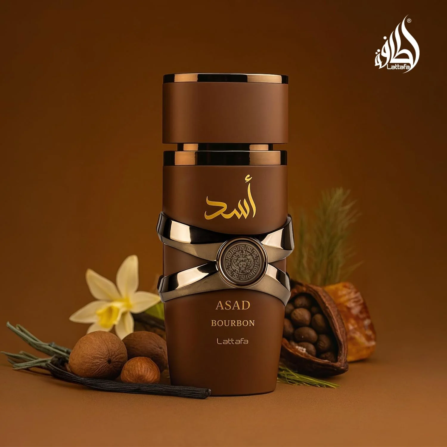 عطر ادو پرفیوم اسپری لطافه اسد بوربن، عطری یونیسکس که ترکیبی بی نقص از ظرافت و پیچیدگی را تجسم می بخشد. رایحه ابتدایی آن با نت های پر جنب و جوش فلفل صورتی، اسطوخودوس آرامش بخش و میرابل آبدار آغاز می شود و شروعی جذاب و پویا ایجاد می کند. قلب عطر ترکیبی گرم و جذاب از جوز هندی، داوانا و کاکائو غنی را آشکار می کند و عمق و جذابیت را می افزاید. در نهایت، نت های پایه وتیور، عنبر و وانیل بوربن پایانی مجلل و ماندگار را ارائه می دهند. این عطر همه کاره برای هر کسی که به دنبال تعادل بین جسارت و ظرافت است ایده آل است و آن را برای هر مناسبتی مناسب می کند.