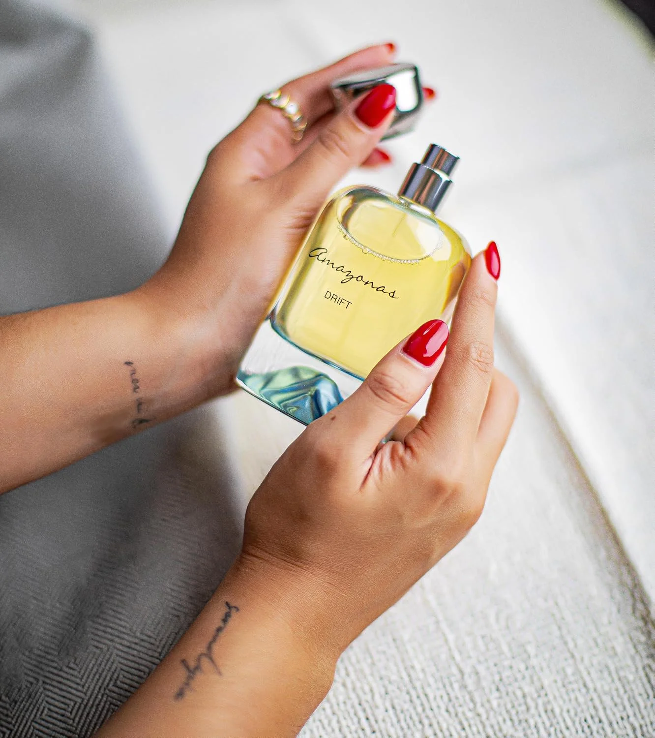 عطر مردانه آمازوناس دریفت عربین - عطر مردانه عربی با ماندگاری طولانی، عطر عود عربی سایز مسافرتی 2024، عطرهای میوه ای و اورجینال، رایحه های گلی خاورمیانه ای دبی