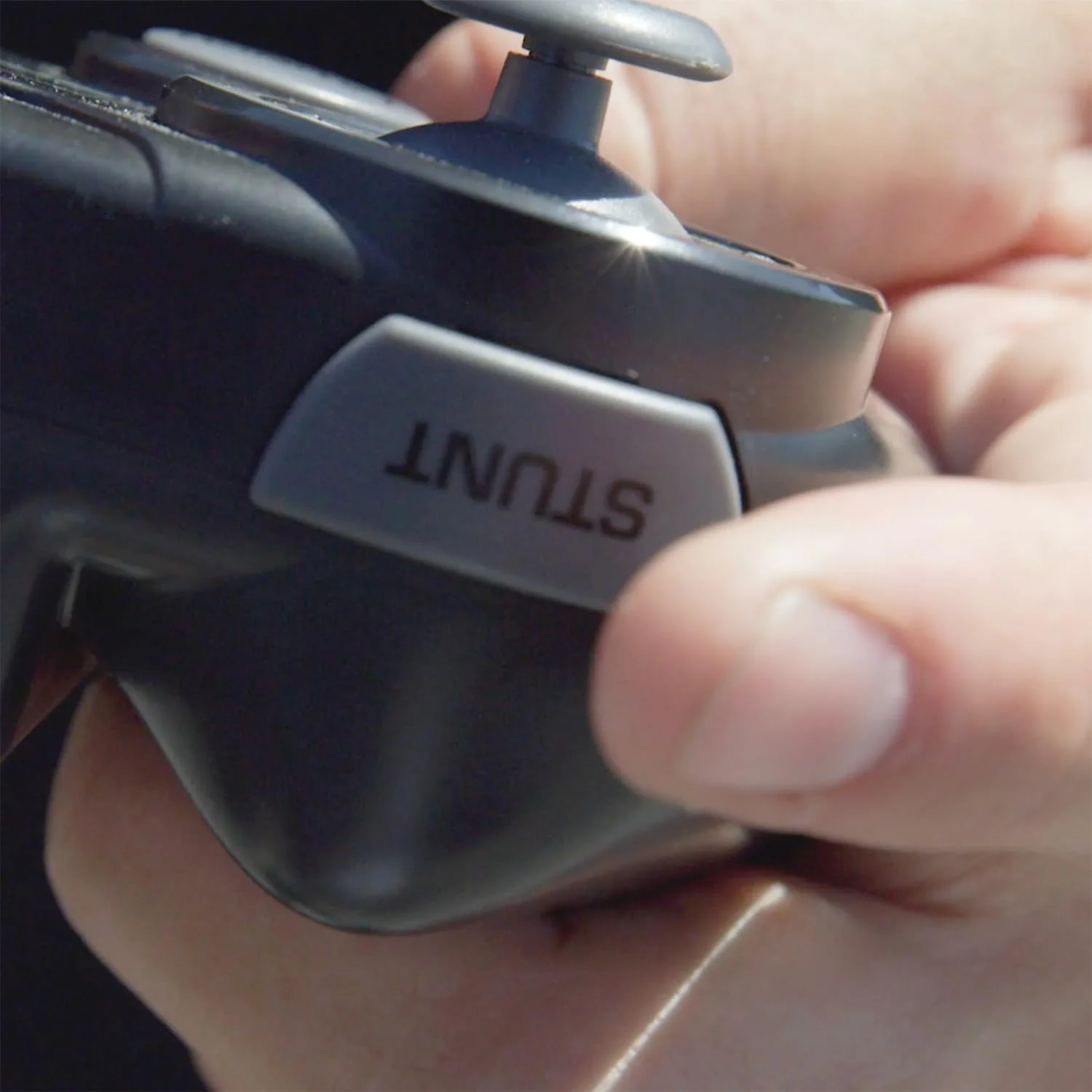 پهپاد بدلکاری Sky Viper Fury با فناوری تحلیل سطح، سیستم عامل حرفه ای پرواز ساده و پایدار را برای مبتدیان و علاقه مندان فراهم می کند، شامل حسگر