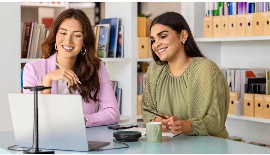 اسپیکرفون قابل حمل جبرا Speak2 40 - دارای 4 میکروفون حذف نویز، بلندگوهای 50 میلی‌متری با صدای باند پهن برای صدای واضح، اتصالات USB-A/USB-C - دارای گواهی Microsoft Teams - خاکستری تیره