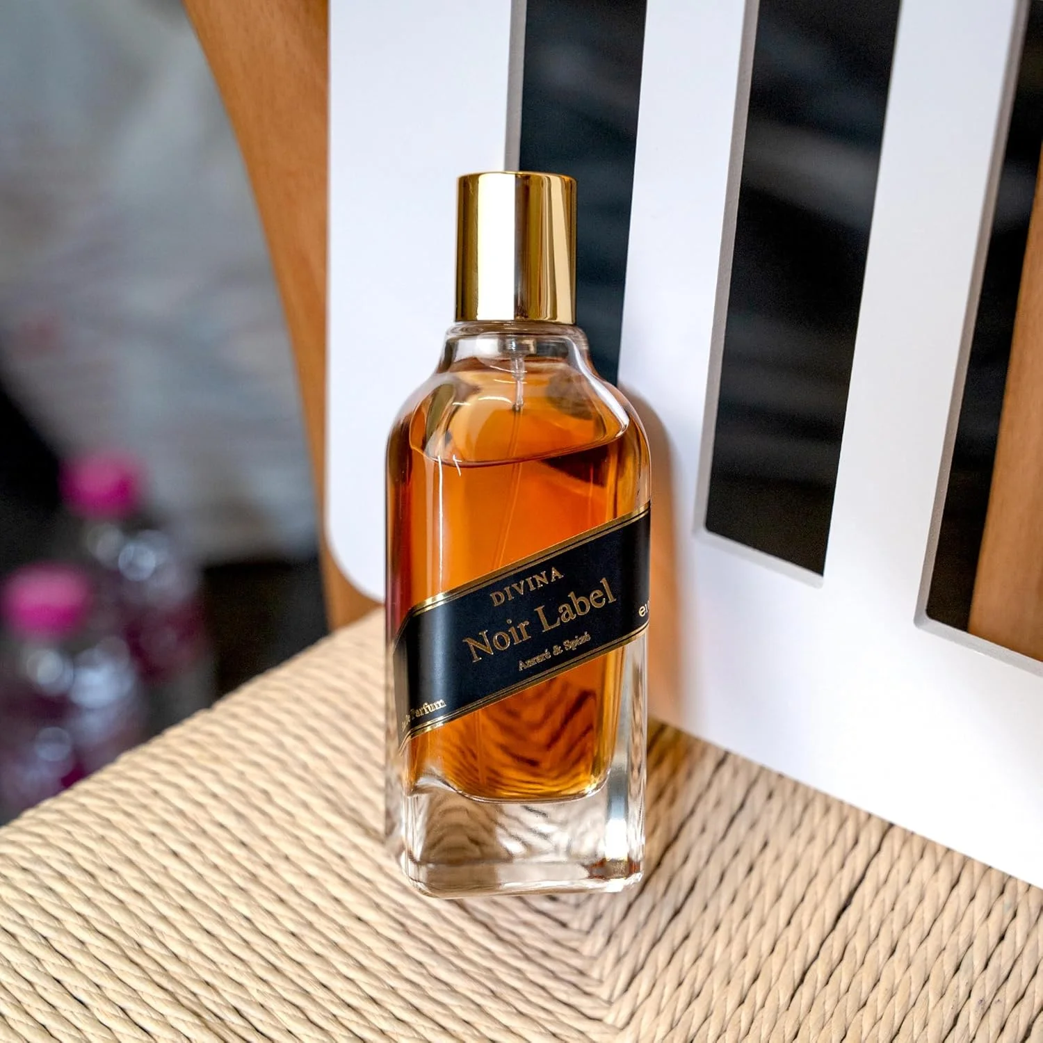 ادکلن Noir Label Eau de Parfum ۱۰۰ میلی‌لیتر унисекс | عطر унисекс ماندگار | عطر لوکس عربی با رایحه چوبی، کهربا و گل مریم | رایحه گرم، ادویه‌ای و مشک‌دار برای آقایان و بانوان از Divina Perfumes