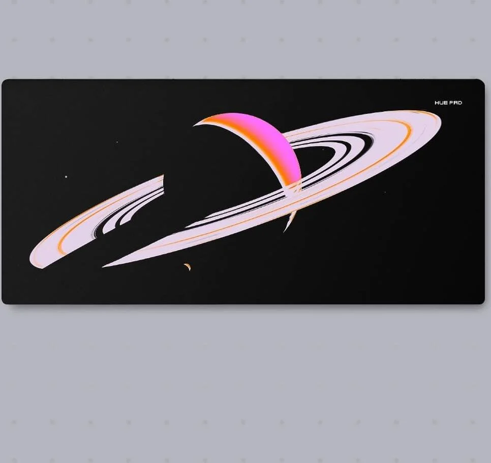 ماوس پد ممتاز Huepad Saturn 1 سری Warm Galaxy، ماوس پد گیمینگ پارچه ای HYDRAGLIDE، پد رومیزی XL یا زیرانداز رومیزی با لوله حمل، مشکی | HP9040-GLX-ST1-W