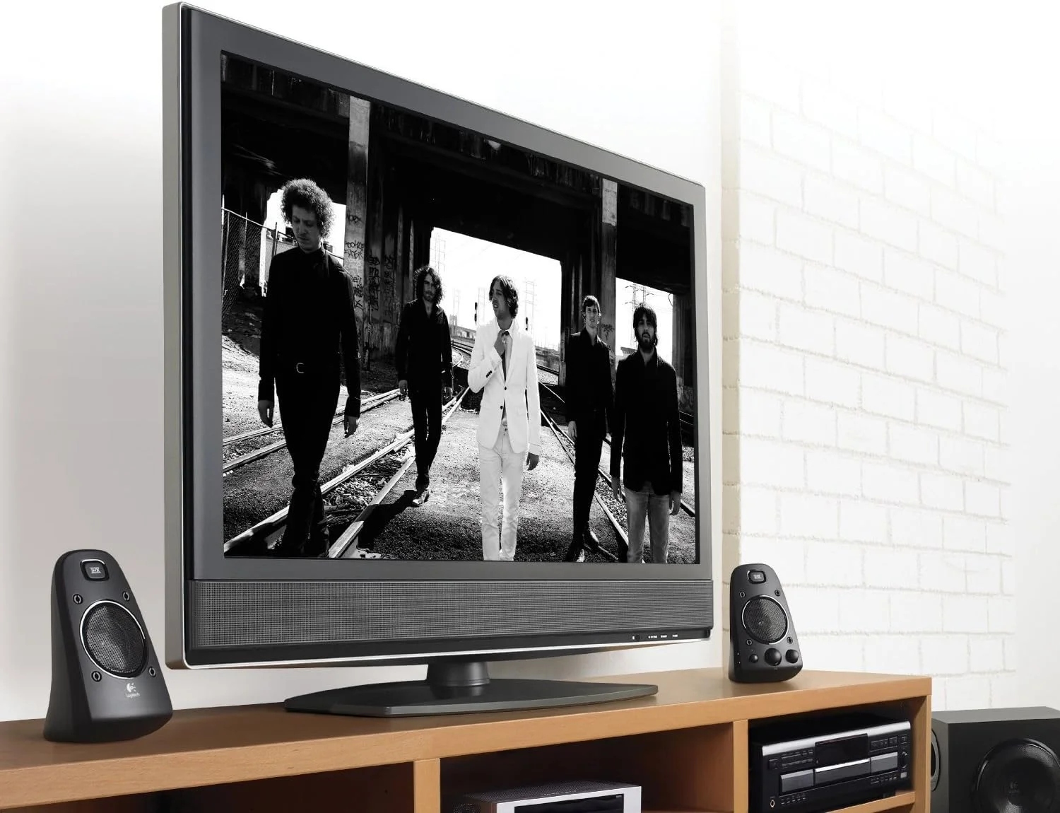 سیستم بلندگوی 2.1 لاجیتک Z623، 2 بلندگوی ماهواره ای، ساب ووفر بازتاب باس 7 اینچی، کنترل های یکپارچه با ورودی های کمکی RCA 3.5 میلی متری و خروجی هدفون (بازسازی شده)