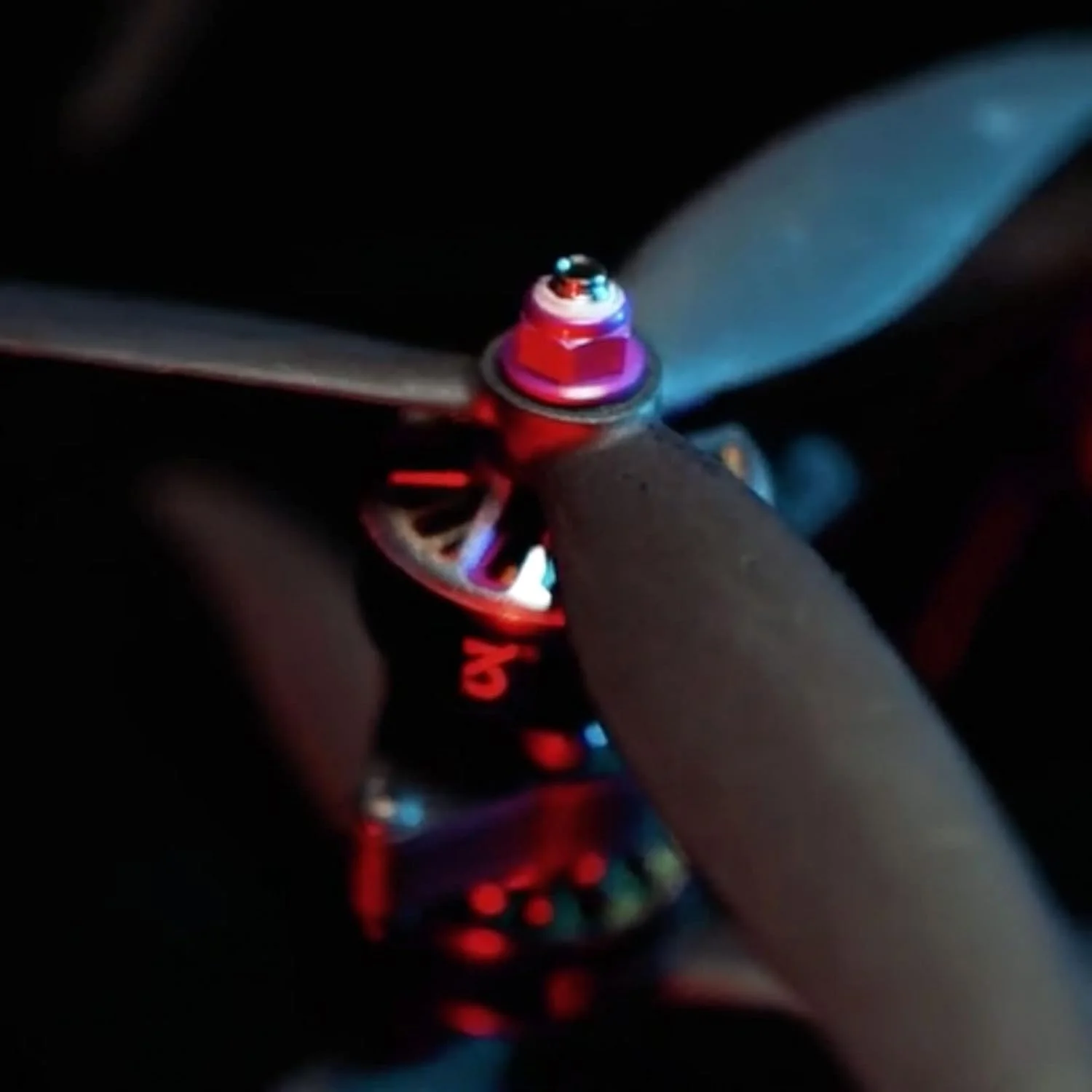 پروانه‌های 3 پره 7.5 اینچی نایلونی تقویت شده با فایبرگلاس Gemfan 7535 برای پهپادهای سینه‌لیفتر FPV یا ماکروکواد (مشکی، 8 عدد - 4 عدد CW، 4 عدد CCW)