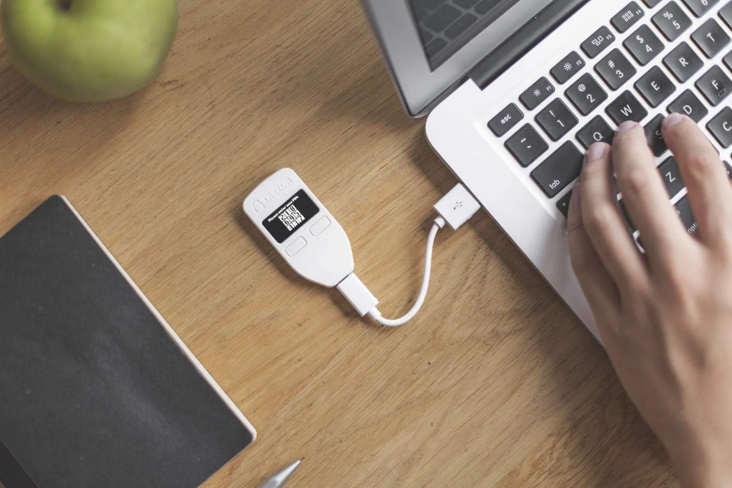 ترزور مدل وان - کیف پول سخت افزاری اصلی ارزهای دیجیتال، امنیت بیت کوین، ذخیره و مدیریت هزاران سکه و توکن، رابط کاربری آسان، راه اندازی سریع و ساده (سفید)