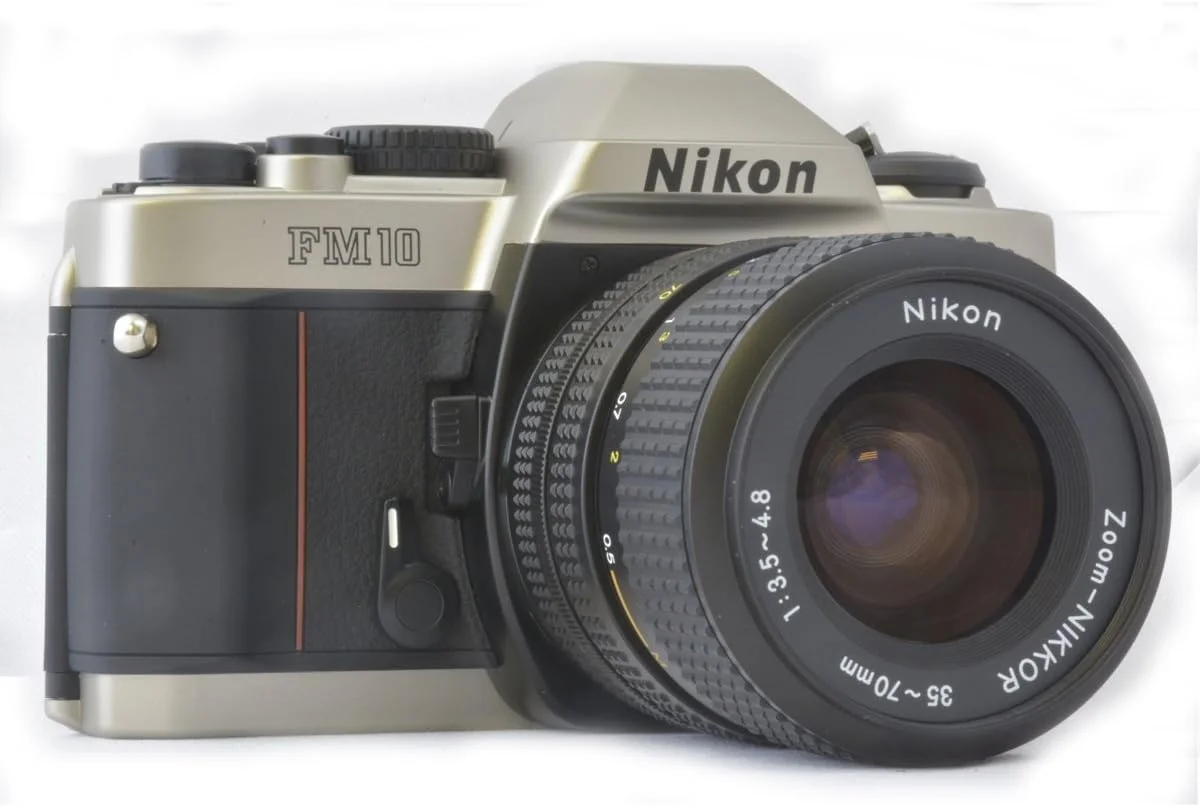 دوربین SLR دیجیتال نیکون FM10 به همراه محفظه و لنز AI 35-70 میلی‌متری F/3.5-4.8 نقره‌ای