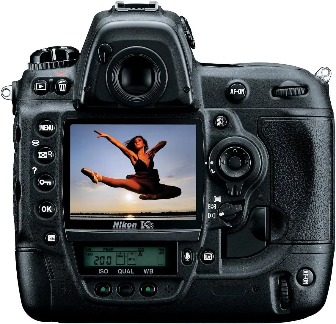 دوربین دیجیتال SLR نیکون D3S با حسگر CMOS 12.1 مگاپیکسل، نمایشگر LCD 3.0 اینچی و قابلیت فیلمبرداری HD 720p با سرعت 24 فریم در ثانیه (فقط بدنه)