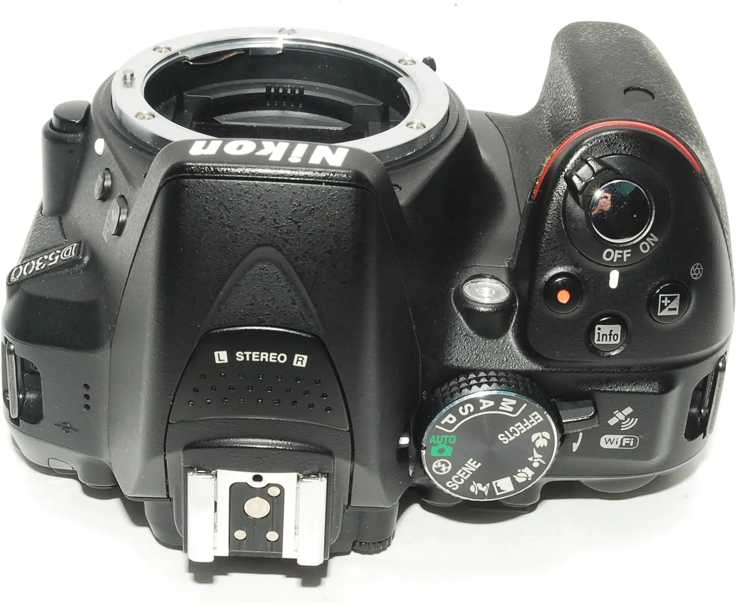 دوربین دیجیتال SLR نیکون D5300 با حسگر CMOS 24.2 مگاپیکسل به همراه لنز زوم NIKKOR DX با فاصله کانونی 18-55 میلی‌متر و دیافراگم f/3.5-5.6G ED VR II - نسخه بین المللی