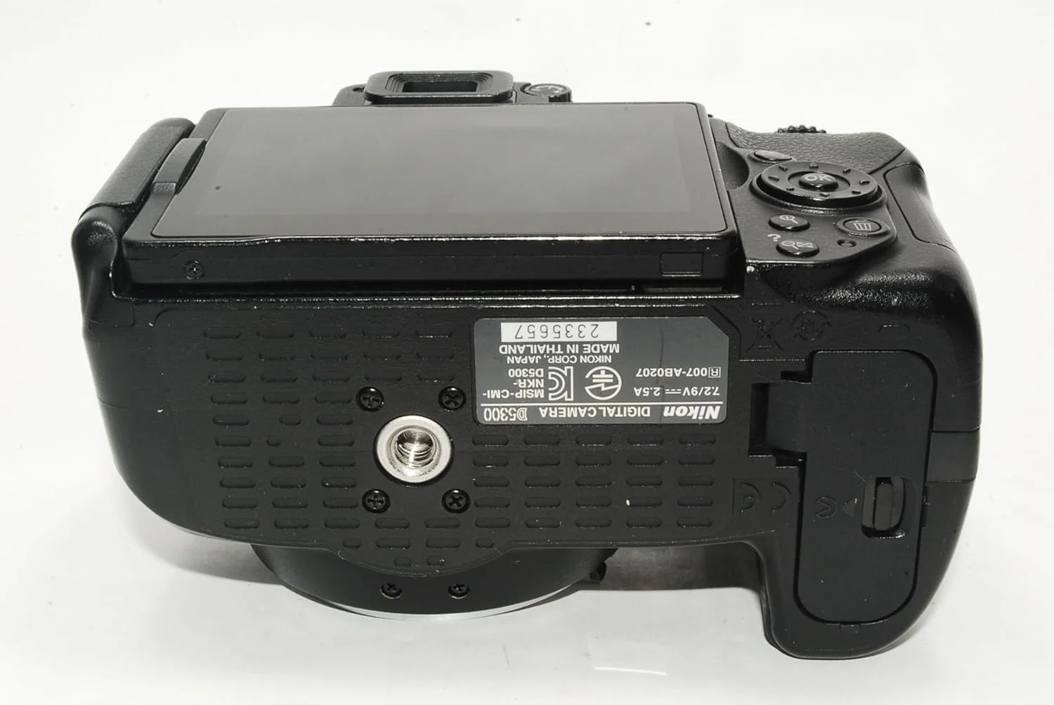 دوربین دیجیتال SLR نیکون D5300 با حسگر CMOS 24.2 مگاپیکسل به همراه لنز زوم NIKKOR DX با فاصله کانونی 18-55 میلی‌متر و دیافراگم f/3.5-5.6G ED VR II - نسخه بین المللی