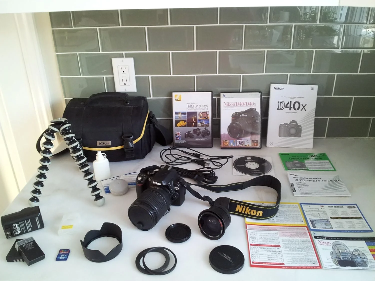 دوربین دیجیتال SLR نیکون D40x با حسگر 10.2 مگاپیکسل به همراه لنز زوم نیکور AF-S DX با فاصله کانونی 18-135 میلی‌متر و دیافراگم f/3.5-5.6G ED-IF