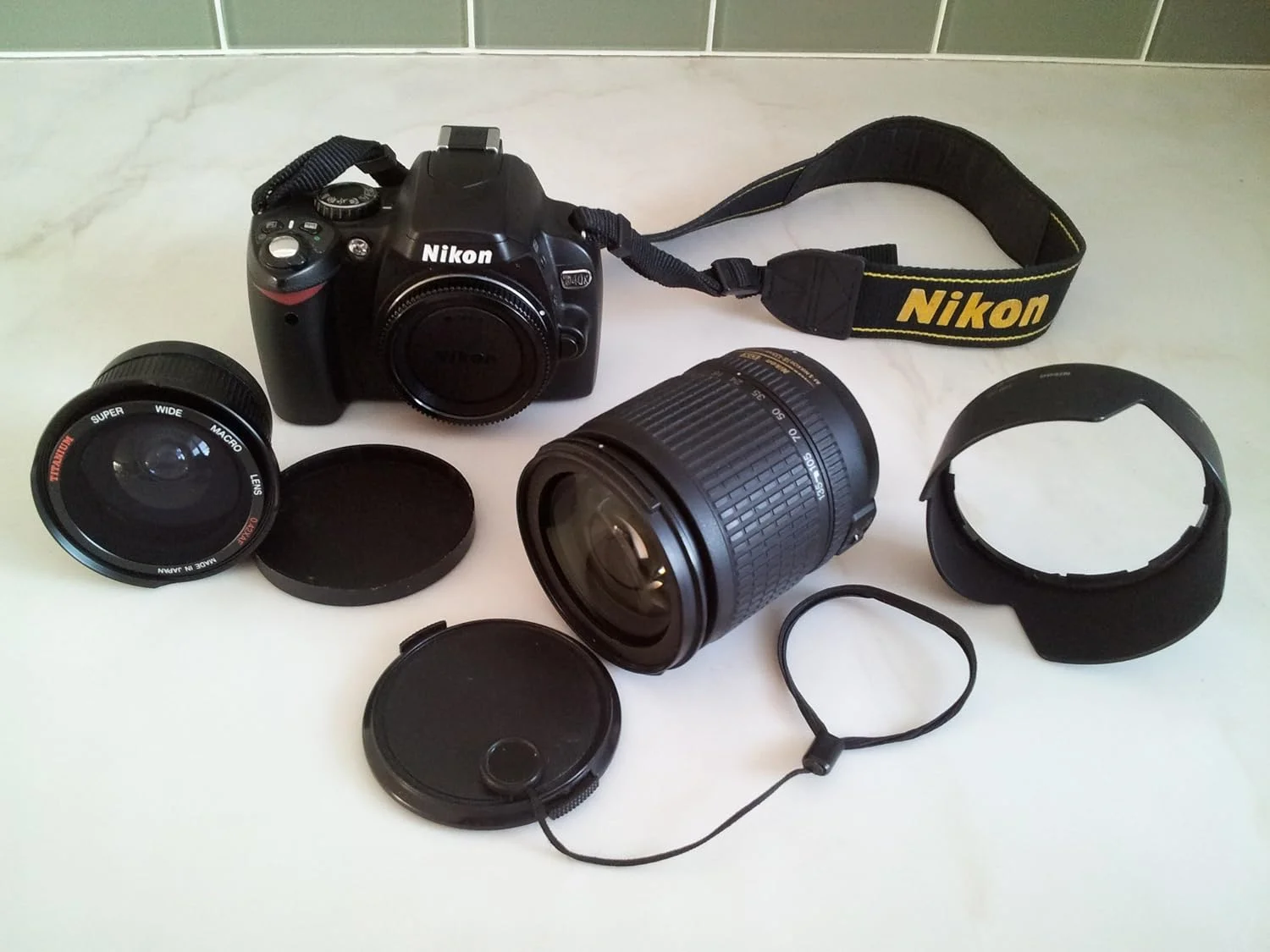 دوربین دیجیتال SLR نیکون D40x با حسگر 10.2 مگاپیکسل به همراه لنز زوم نیکور AF-S DX با فاصله کانونی 18-135 میلیمتر و دیافراگم f/3.5-5.6G ED-IF دوربین دیجیتال SLR نیکون D40x با حسگر 10.2 مگاپیکسل به همراه لنز زوم نیکور AF-S DX با فاصله کانونی 18-135 میلیمتر و دیافراگم f/3.5-5.6G ED-IF