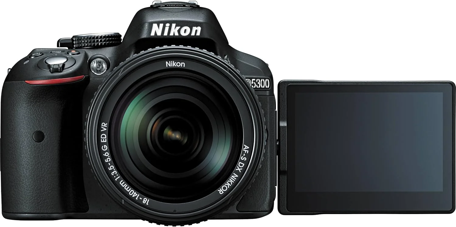 دوربین دیجیتال SLR نیکون D5300 با حسگر CMOS ۲۴.۲ مگاپیکسلی به همراه لنز زوم NIKKOR AF-S DX با فاصله کانونی ۱۸-۱۴۰ میلی‌متر و دیافراگم f/3.5-5.6G ED VR (مشکی)