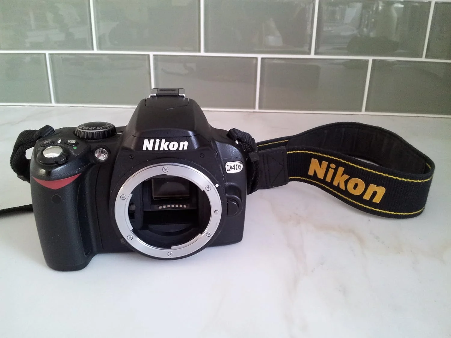 دوربین دیجیتال SLR نیکون D40x با حسگر 10.2 مگاپیکسل به همراه لنز زوم نیکور AF-S DX با فاصله کانونی 18-135 میلیمتر و دیافراگم f/3.5-5.6G ED-IF دوربین دیجیتال SLR نیکون D40x با حسگر 10.2 مگاپیکسل به همراه لنز زوم نیکور AF-S DX با فاصله کانونی 18-135 میلیمتر و دیافراگم f/3.5-5.6G ED-IF