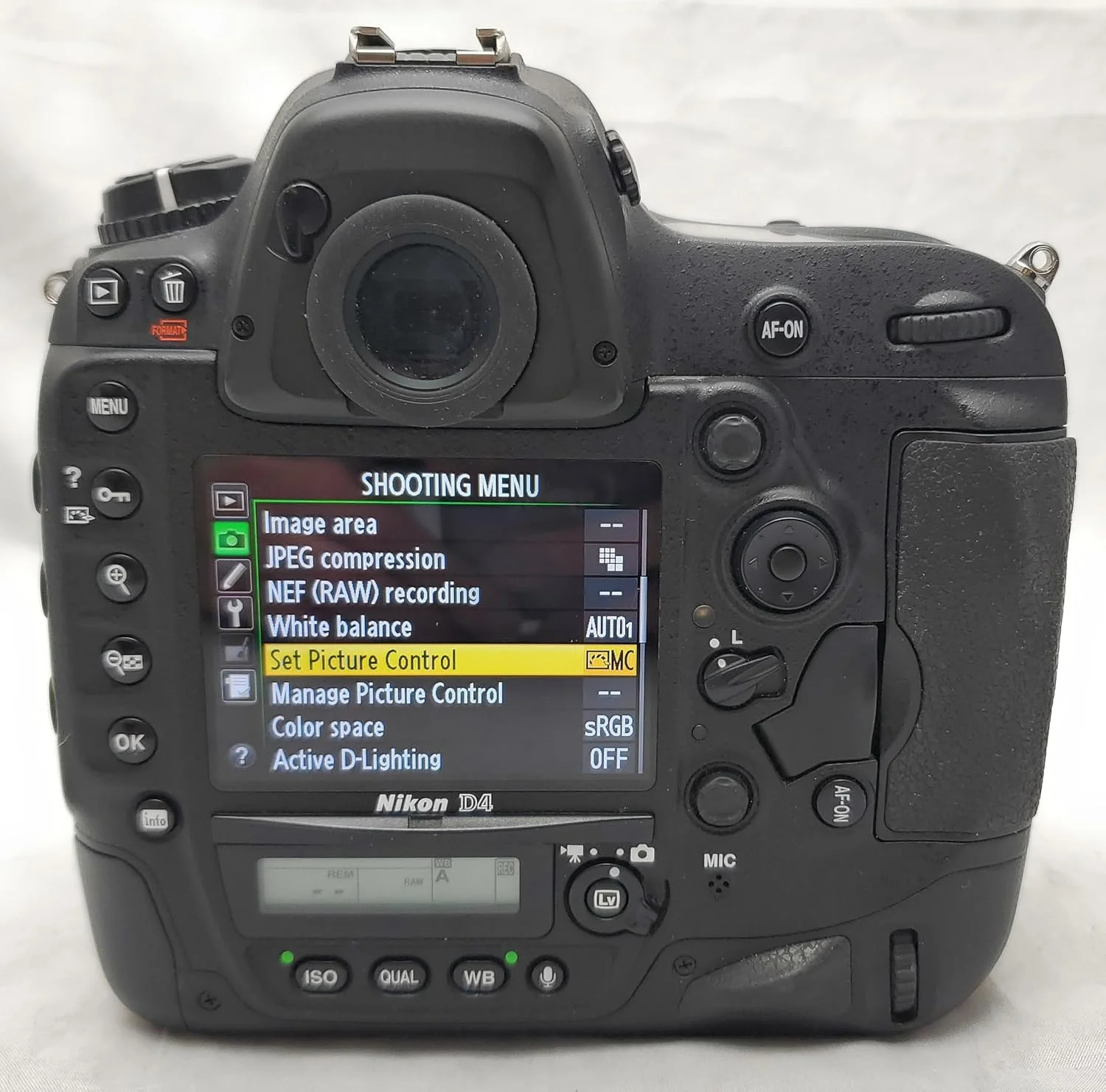 دوربین دیجیتال SLR نیکون D4 16.2 MP CMOS FX با فیلمبرداری Full HD 1080p (فقط بدنه) (مدل قدیمی)