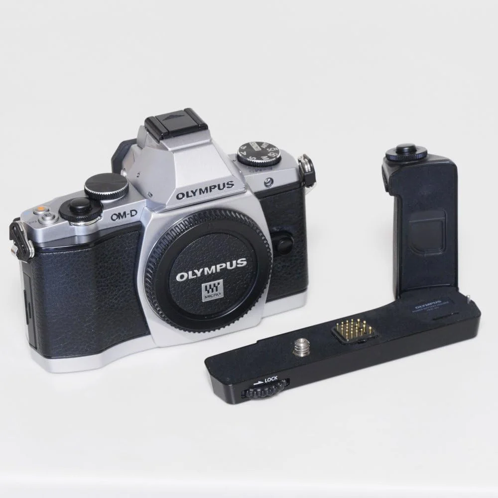 دوربین بدون آینه الیمپوس OM-D E-M5 با سنسور 16 مگاپیکسلی Live MOS و صفحه نمایش لمسی OLED 3.0 اینچی چرخان [فقط بدنه] نقره ای - نسخه بین المللی