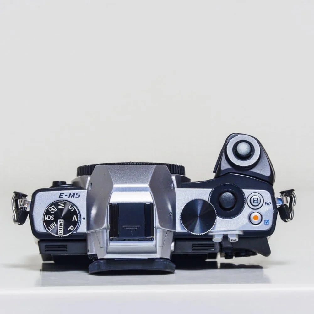 دوربین بدون آینه الیمپوس OM-D E-M5 با سنسور 16 مگاپیکسلی Live MOS و صفحه نمایش لمسی OLED 3.0 اینچی چرخان [فقط بدنه] نقره ای - نسخه بین المللی