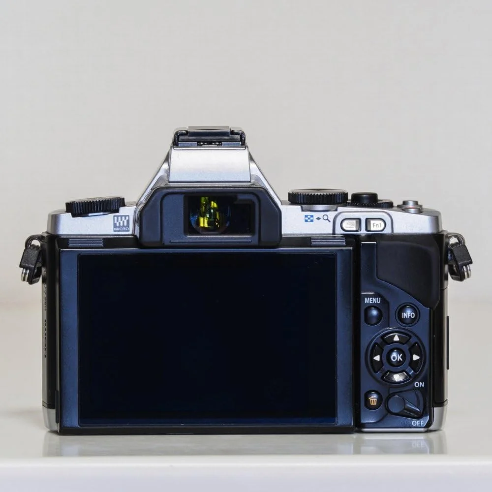 دوربین بدون آینه الیمپوس OM-D E-M5 با سنسور 16 مگاپیکسلی Live MOS و صفحه نمایش لمسی OLED 3.0 اینچی چرخان [فقط بدنه] نقره ای - نسخه بین المللی