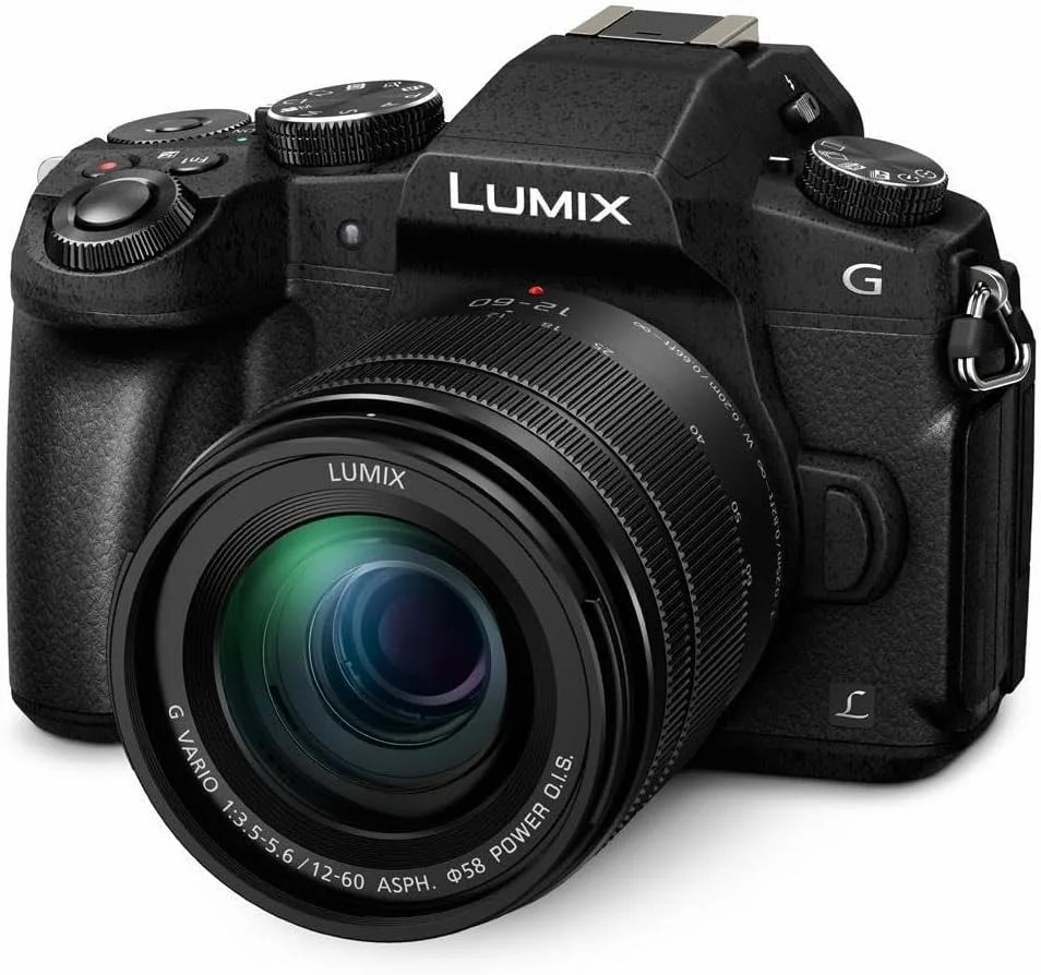 دوربین بدون آینه پاناسونیک Lumix DMC-G85 با لنز 12-60mm F/3.5-5.6 Lumix G Vario Power OIS مشکی - همراه با کیف دوربین، کارت SDHC U3 32 گیگابایتی، کیت تمیز کننده، کیت فیلتر 58 میلی متری، بسته نرم افزاری MAC و موارد دیگر
