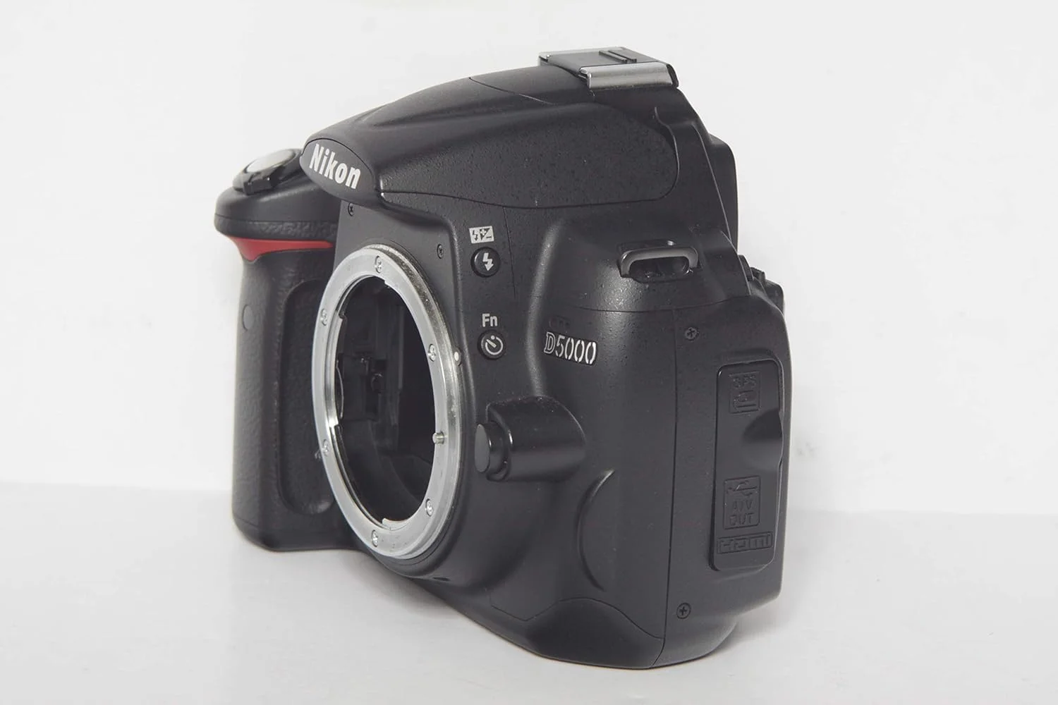 دوربین دیجیتال SLR نیکون D5000 با حسگر 12.3 مگاپیکسل DX و LCD 2.7 اینچی متغیر (فقط بدنه) (بازسازی شده)