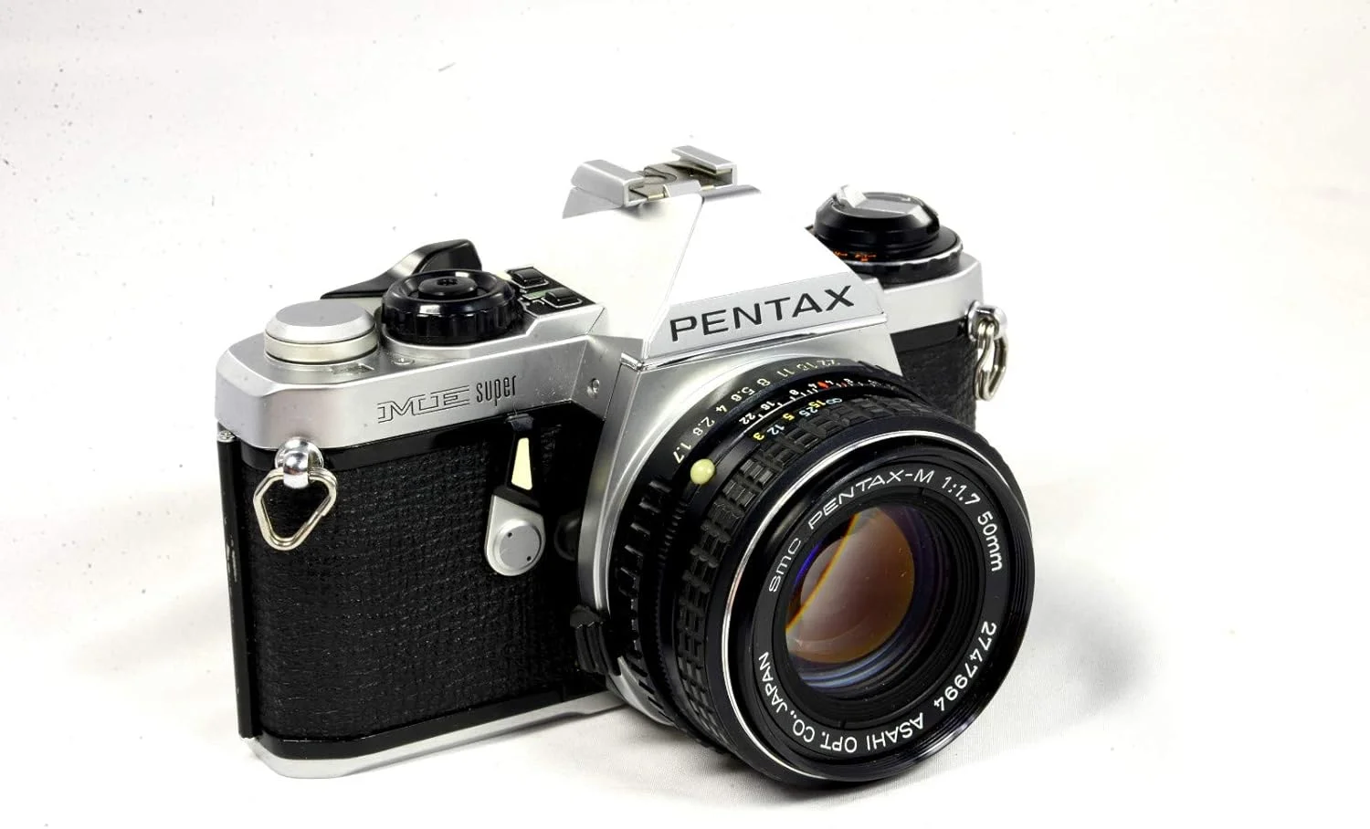 دوربین اس‌ال‌آر ۳۵ میلی‌متری Pentax ME Super به همراه لنز استاندارد ۵۰ میلی‌متری Pentax