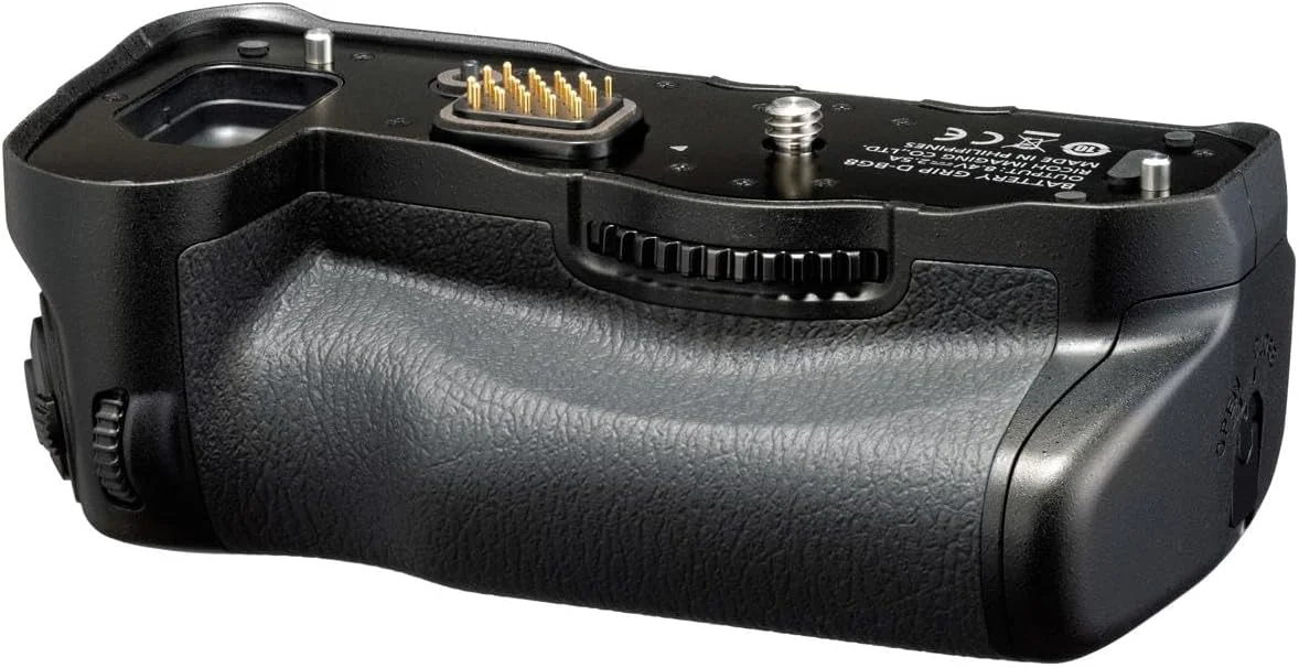 دوربین دیجیتال DSLR مدل Pentax K-3 Mark III با فرمت APS-C، مشکی به همراه گریپ باتری Pentax D-BG8، مشکی دوربین دیجیتال DSLR مدل Pentax K-3 Mark III با فرمت APS-C، مشکی به همراه گریپ باتری Pentax D-BG8، مشکی