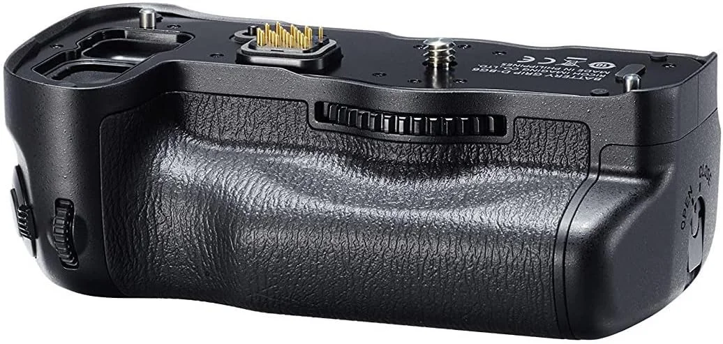 دوربین DSLR فول فریم Pentax K-1 Mark II با لنز 28-105 میلی‌متری - عکاسی با رزولوشن بالا و عملکرد عالی در نور کم، به همراه گریپ دوربین، کارت حافظه، نرم‌افزار ویرایش و کیف دوربین (5 قطعه)