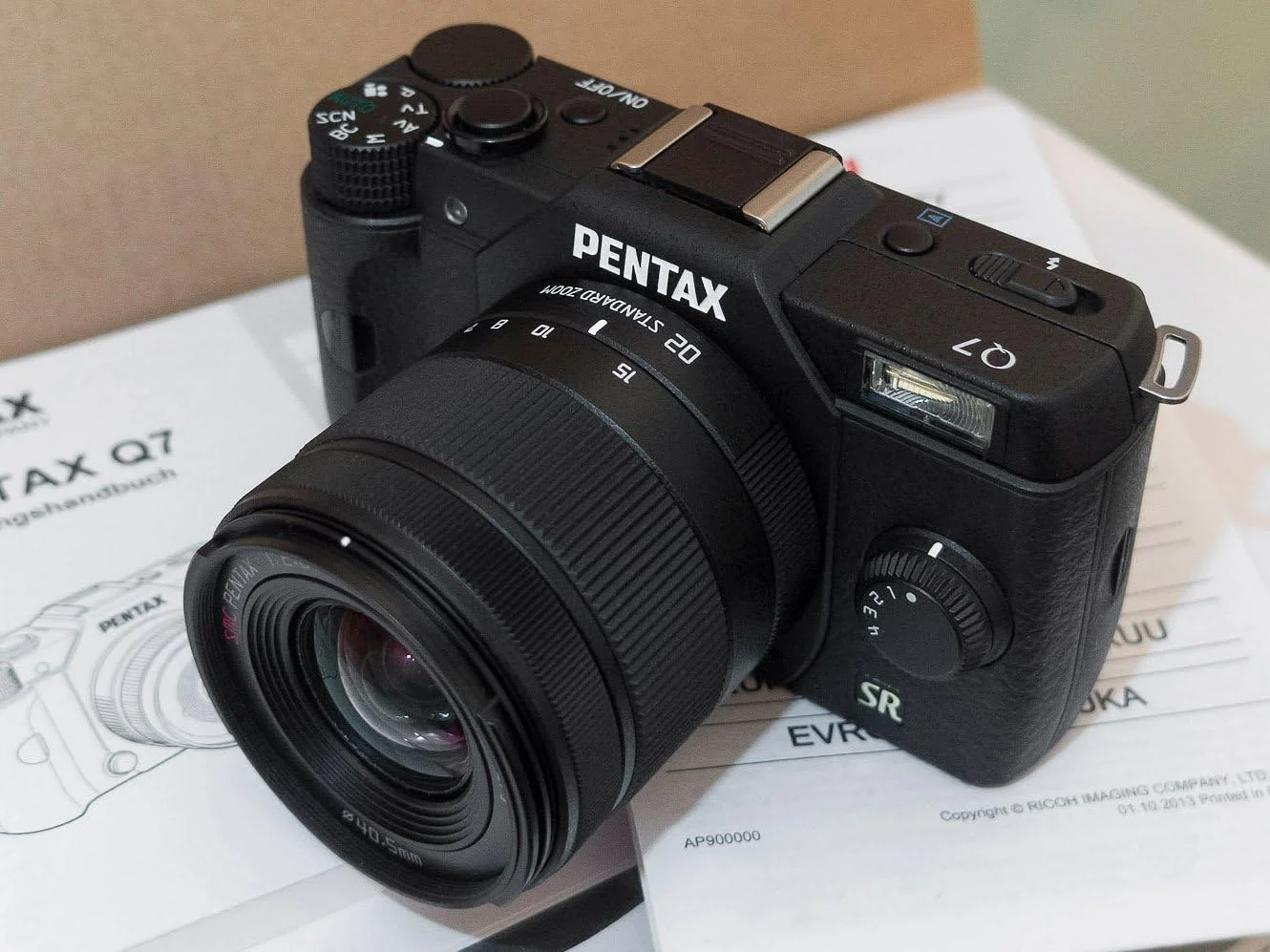 کیت لنز زوم Pentax Q7 (مشکی) با لنز زوم استاندارد 02 5-15mm f/2.8-4.5 - نسخه بین المللی