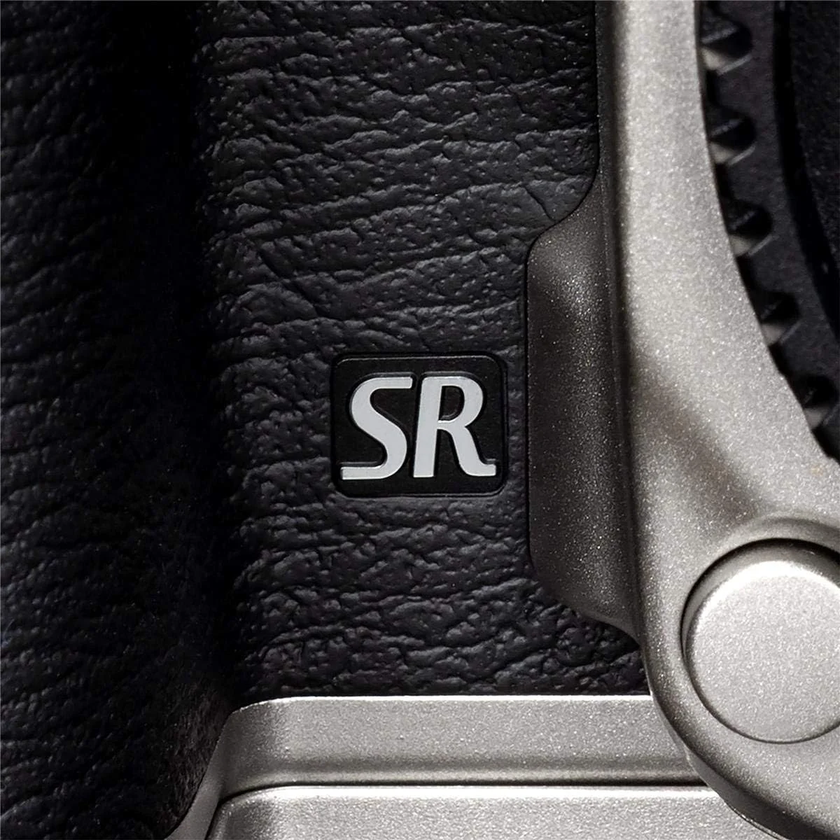 بدنه دوربین دیجیتال SLR پنتاکس K-1 Mark II، نسخه نقره ای محدود، به همراه گریپ باتری BG-6