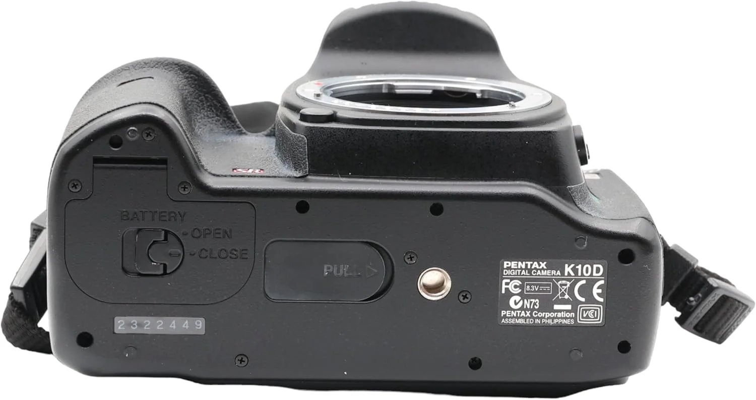 دوربین دیجیتال SLR پنتاکس K10D با حسگر 10.2 مگاپیکسل و سیستم کاهش لرزش به همراه لنز 18-55mm f/3.5-5.6